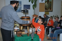 ילדי גבעת אלה מכינים שמן בחג החנוכה