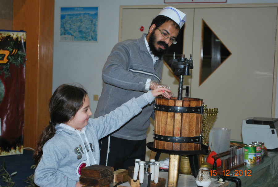 ילדי גבעת אלה מכינים שמן בחג החנוכה