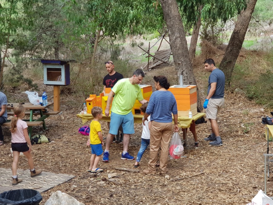 אחרי שמרכיבים - צובעים את תיבות הקינון