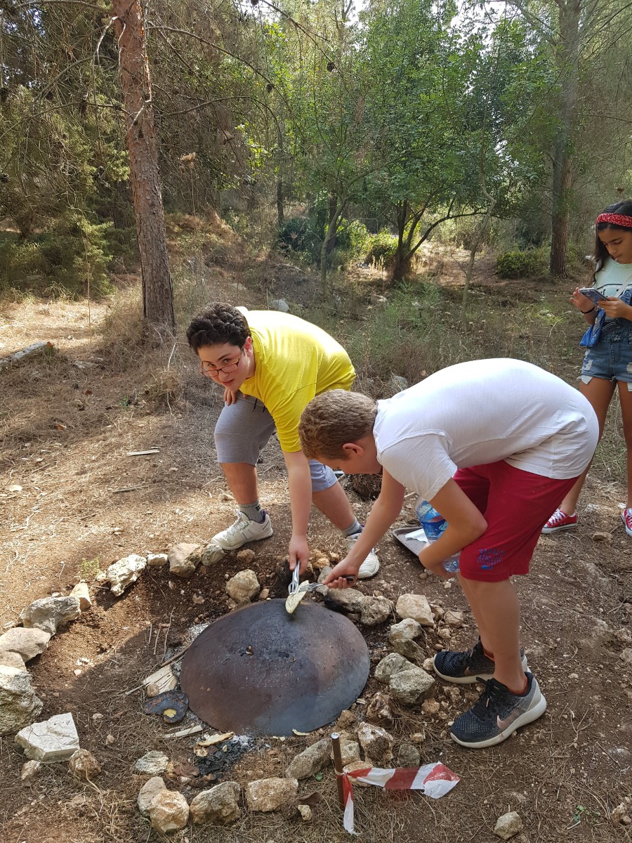 ילדי שכבת ח' מכינים לקהילה פיתות על הטאבון! כל הכבוד!!!