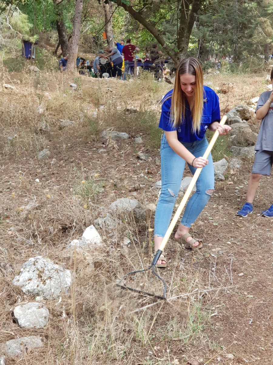 שקד, המדריכה של שכבת ז' מדגימה עבודה על השביל. כל הכבוד!